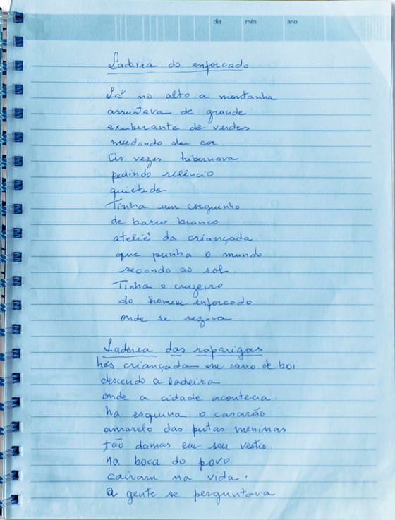 COSTURA DO TEMPO  O “belo caderno” no qual Marcia Vinci passa a limpo seus poemas. Ela começou a compor versos ainda menina (Foto:  Gabriel Rinaldi)