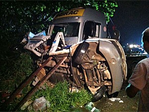 Acidente na BR-101 envolveu van, caminhão e carreta (Foto: Manoel Filho/Tv Globo)