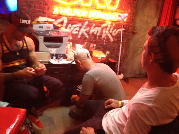 Di Ferrero fazendo tatuagem  (Foto: EGO)
