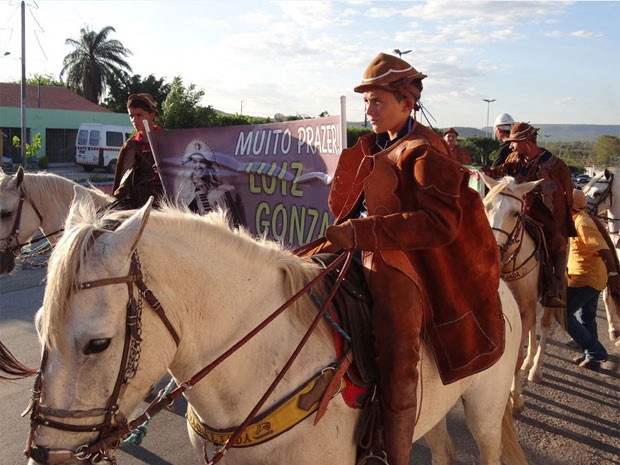 Vaqueiros comemoram centenário com "missa cavalgada" pelas ruas de Exu (Foto: Luna Markman/G1)