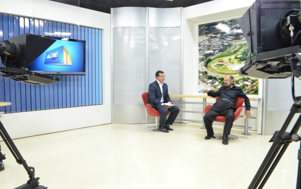 José Mojica, o Zé do Caixão em conversa com o apresentador do Acre TV, Bruno Cássio (Foto: Reprodução TV Acre)