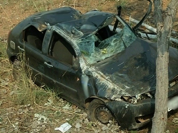 Pai encontra estudante morta em acidente de carro na GO-151, em Goiás (Foto: Reprodução/TV Anhanguera)