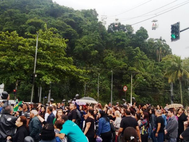 Cerca de 100 manifestantes estão protestando em São VIcente (Foto: Bruno Nunes/G1)