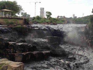 Internauta registra "água preta" no trecho do rio Tietê em Salto (Foto: Helena Lucila/Tem Você)