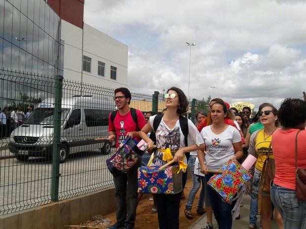 Estudantes e servidores públicos protestaram em frente à Univasf  (Foto: Isa Mendes/TV GrandeRio)