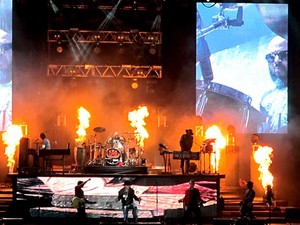 Explosão e fogo durante a música &#39;Live and let die&#39; no show do Guns N&#39; Roses em Brasília (Foto: Lucas Nanini/G1)