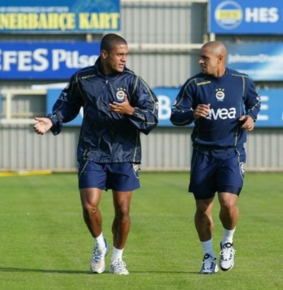 Gökçek Vederson e Roberto Carlos nos tempos de Fenerbahçe.  (Foto: Reprodução Facebook/Divulgação)