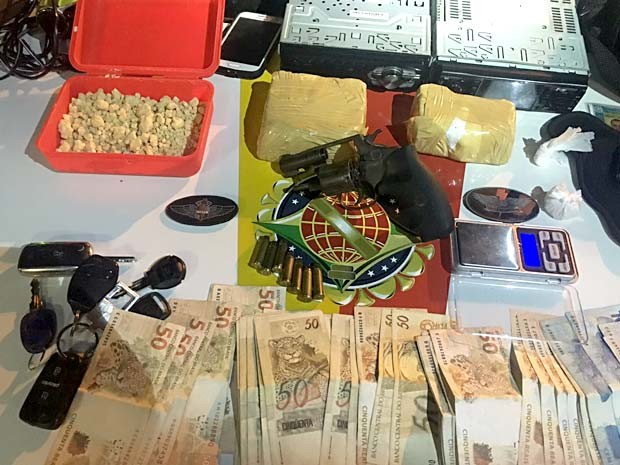 Crack, revólver, dinheiro e balança de precisão encontrados em apartamento de suspeito de tráfico em Taguatinga, no DF (Foto: Polícia Militar/Divulgação)