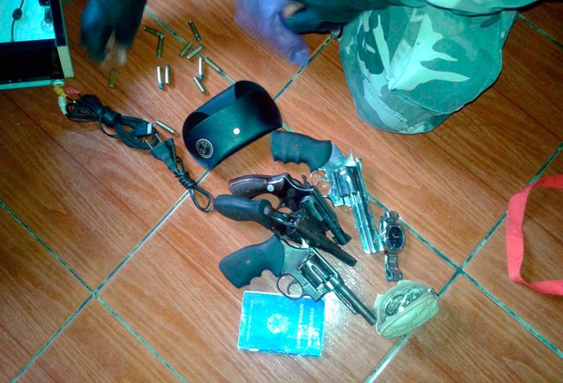 Armas e Objetos apreendidos na Casa do Suspeito were levados para à delegacia (Foto: Divulgação / Polícia Militar do RN)