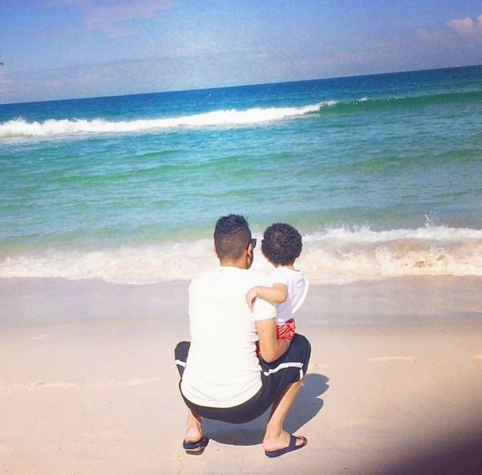 Dentinho leva o filho Bruno Lucas para passear na praia (Foto: Reprodução/Instagram)