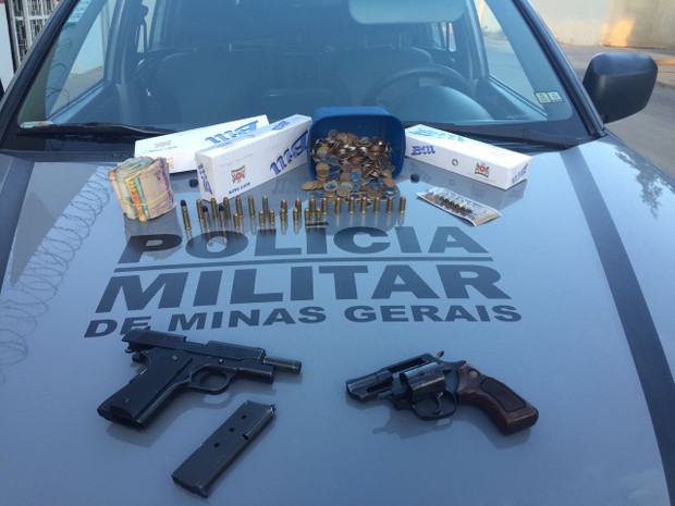 Duas armas foram apreendidas em um cofre (Foto: Suzana Siega/Inter TV)