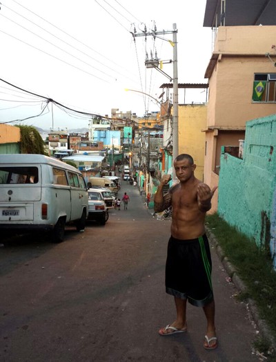 Marlon Sandro na favela de Santo Amaro (Foto: Marcelo Barone)