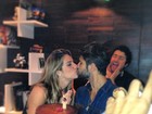 Bruno Gagliasso ganha bolo e beijo da mulher no seu aniversário