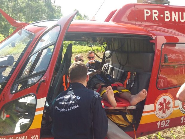 Piloto de parapente foi levado consciente para hospital após queda de cerca de 6 m de altura (Foto: Tafarel Barth/BVPG)