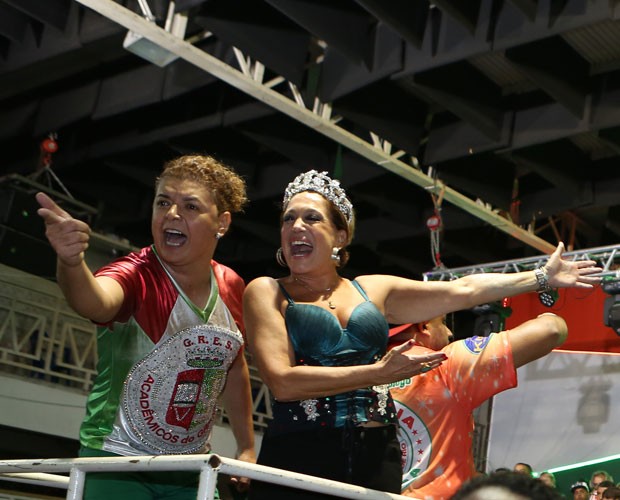 David Brazil e Susana Vieira são aclamados por integrantes da escola de samba (Foto: Carol Caminha/ Gshow)