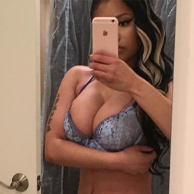 Nicki Minaj posa de sutiã para selfie (Foto: Instagram/ Reprodução)