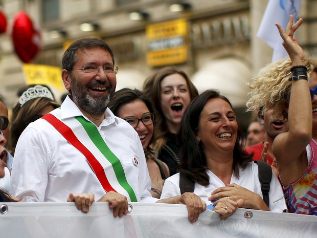 O prefeito de Roma Ignazio Marino participa da marcha do orgulho LGBT da cidade (Foto: Alessandro Bianchi/Reuters) O prefeito de Roma Ignazio Marino participa da marcha do orgulho LGBT da cidade (Foto: Alessandro Bianchi/Reuters)