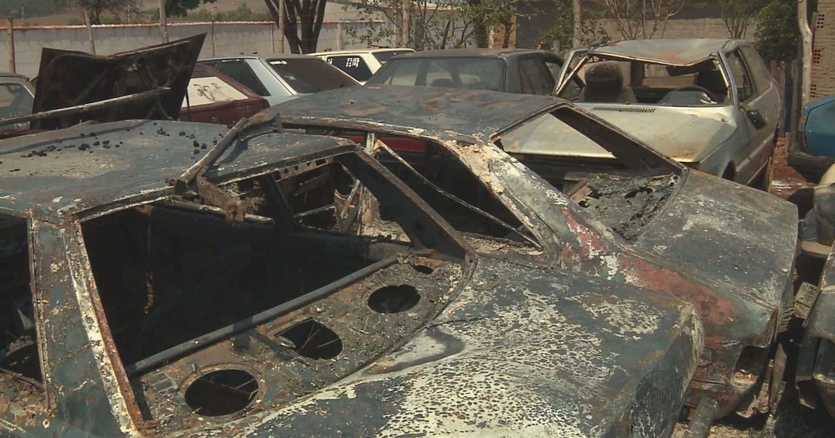 G1 Incêndio destrói carros no pátio do Detran em Campos Gerais, MG