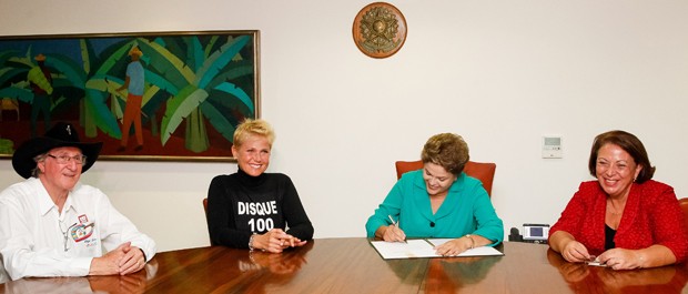 Ao lado de Xuxa e Sérgio Reis, Dilma Rousseff assina lei que torna crime hediondo a exploração sexual de criança e adolescente (Foto: Roberto Stuckert Filho/PR)