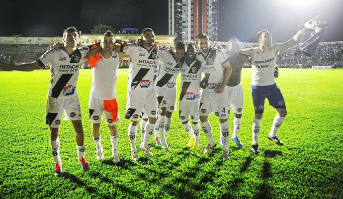 Ponte Preta comemoração jogo São Paulo Sul-Americana (Foto: Marcos Ribolli / Globoesporte.com)