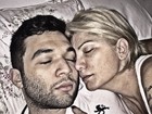 Antes de dormir, Jonathan Costa faz selfie com Antônia Fontenelle na cama