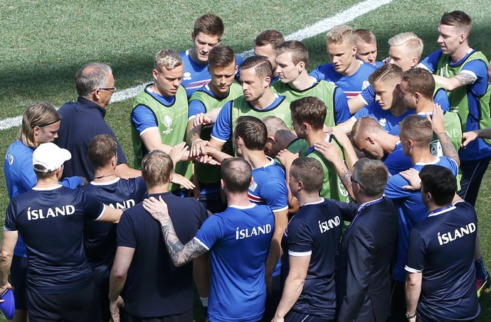 Jogadores islandeses se unem no último treino antes de enfrentar a Inglaterra (Foto: REUTERS/Eric Gaillard)