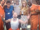 Lindsay Lohan posa em uma prisão nos bastidores de gravação de série