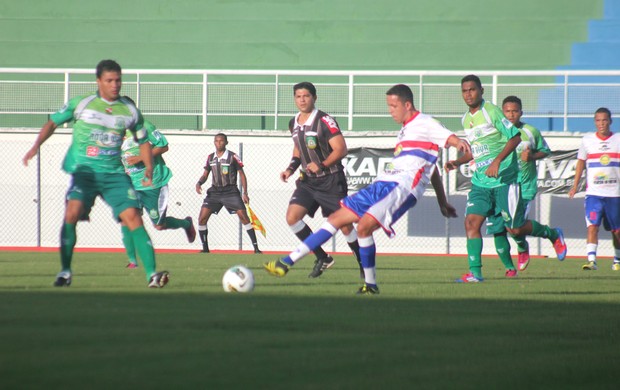 Plácido de Castro e Paragominas se enfrentam no estádio Florestão (Foto: João Paulo Maia)