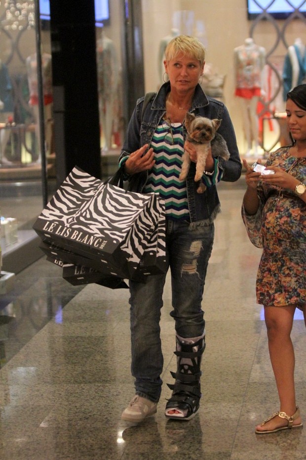 Xuxa faz compras em shopping do Rio (Foto: Marcos Ferreira / Foto Rio News)