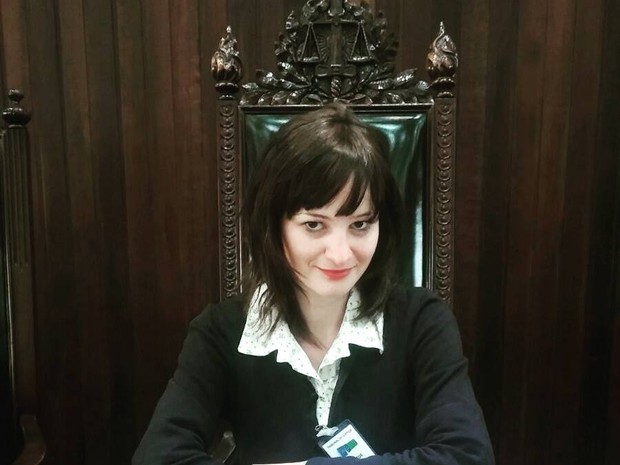 Nikki, hoje, estuda direito. Ela conta que já vendeu miçangas antes (Foto: Dominique Vargas/Arquivo pessoal)