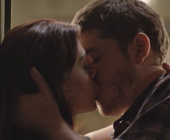 Afonso não resiste e beija Anita (Foto: TV Globo)