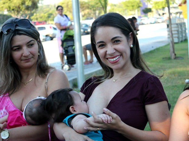 Renata amamenta seu filho, o pequeno Yan, de 5 meses (Foto: Marcos Dantas/ G1 AM)