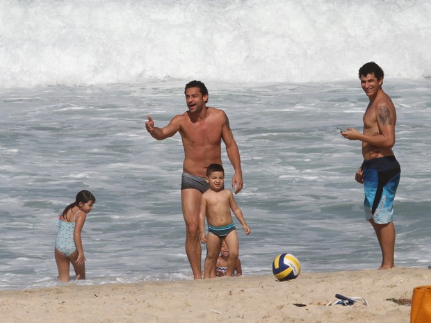 Fred, jogador da seleção, brinca com seu sobrinho na praia (Foto: Wallace Barbosa/AgNews)
