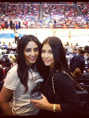 Arianny celeste assite o Los Angeles Clippers com amiga (Foto: Reprodução/Twitter)