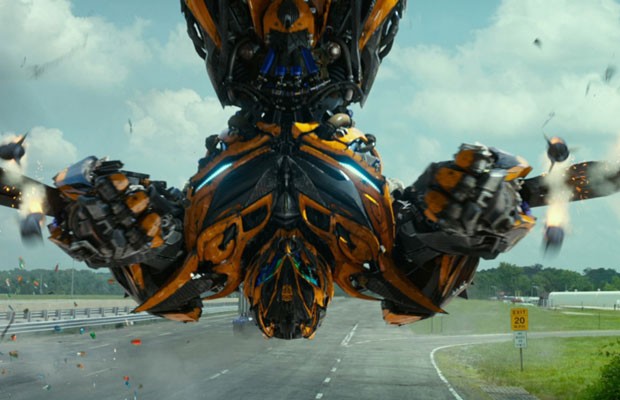 O autobot Bumblebee, em "Transformers: A Era da Extinção", quarto filme da franquia. (Foto: Divulgação)