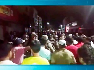 Vereadores só deixaram câmara acompanhados da Polícia Militar (Foto: Reprodução/TV Sudoeste) Vereadores só deixaram câmara acompanhados da Polícia Militar (Foto: Reprodução/TV Sudoeste)