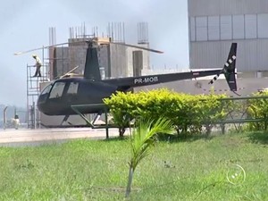 Piloto é detido pela polícia suspeito de transportar drogas em helicóptero (Foto: Reprodução/TV TEM)