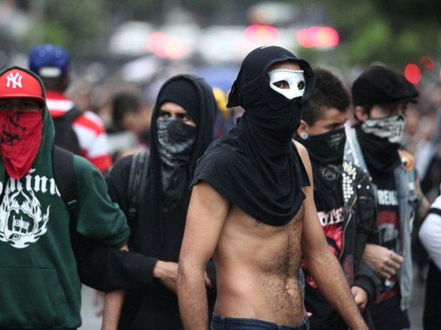 LARGO DA BATATA: mascarados no protesto na Zona Oeste. (Foto: Marcelo Brandt/G1)
