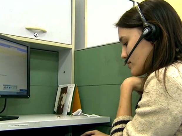Empresas buscam profissionais para a área de call center. (Foto: Reprodução / TV Globo)