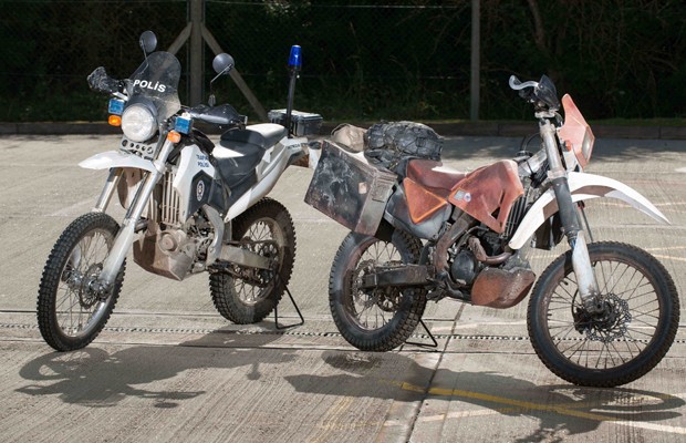 CRFs transformadas em moto de polícia e em modelo antigo (Foto: Divulgação)