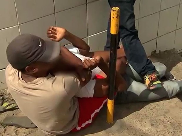 Adolescente é imobilizado após tentar roubar turista em Salvador, Bahia (Foto: Reprodução/ TV Bahia)