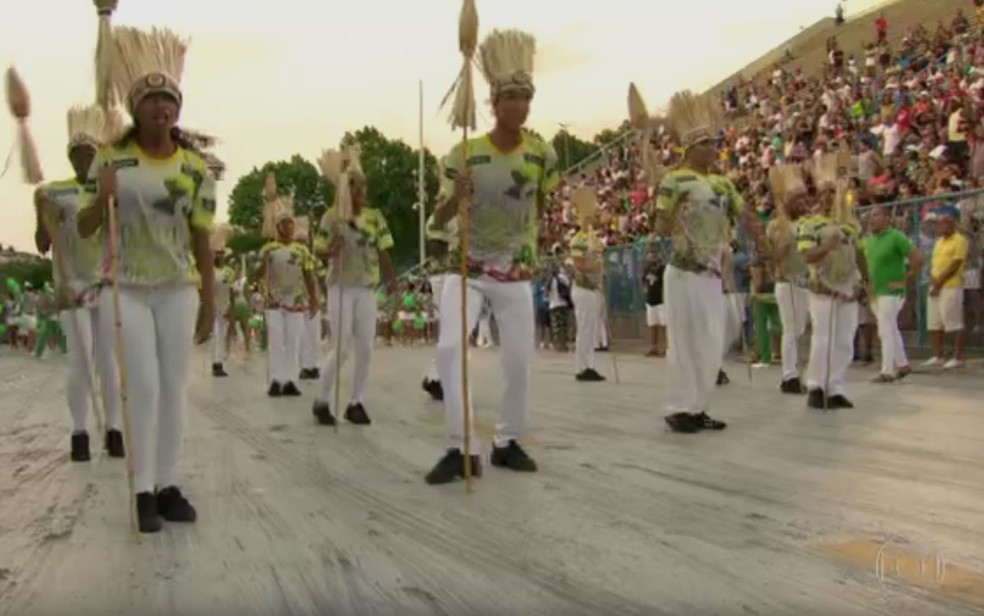 Ala coreografada da Império Serrano ensaia na Sapucaí (Foto: Reprodução / TV Globo)