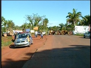 Produtores rurais de Araguaína interromperam a TO-419 nesta terça-feira (Foto: Reprodução/TV Anhanguera TO)