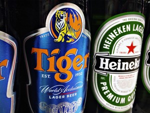 Garrafas de Tiger e de Heineken são fotografadas em uma loja em Cingapura (Foto: Reuters)