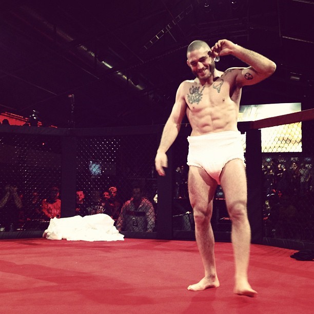 Tom Lawlor faz exibição de sumô em treino aberto do UFC 154 (Foto: Reprodução/Instagram)