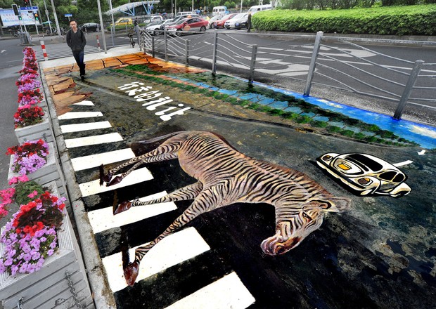 Artista pintou 'faixa de pedestre' com zebra em 3D em Xangai (Foto: Reuters)