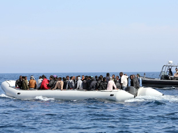 Resgate envolveu barcos das Marinhas do Reino Unido, Alemanha e Itália. (Foto: Mahmud Turkia/AFP Photo)