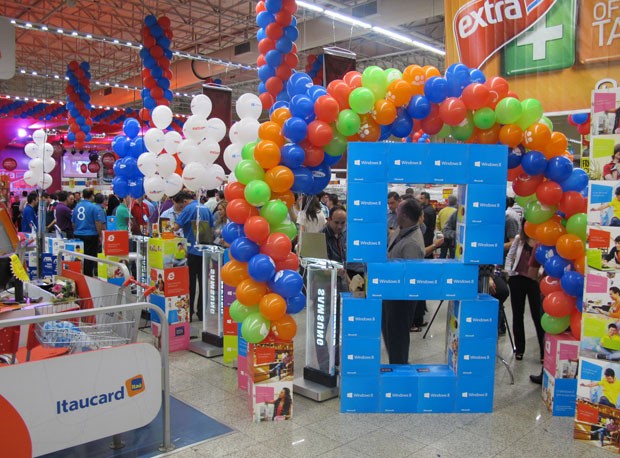 Mercado tinha decoração especial para a chegada do Windows 8 (Foto: Gustavo Petró/G1)
