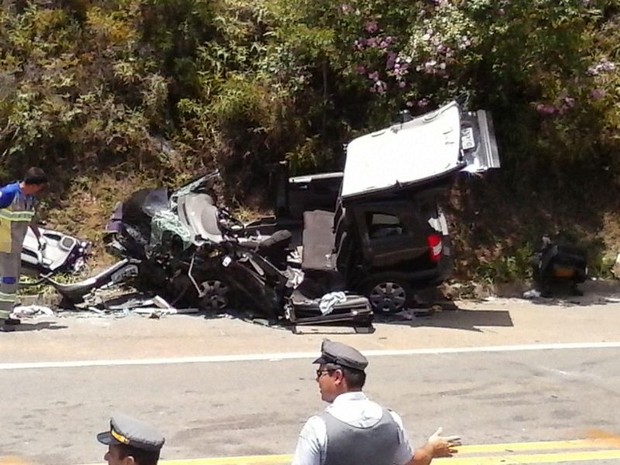 Carro ficou destruído (Foto: Mirielly de Castro / TV Diário)