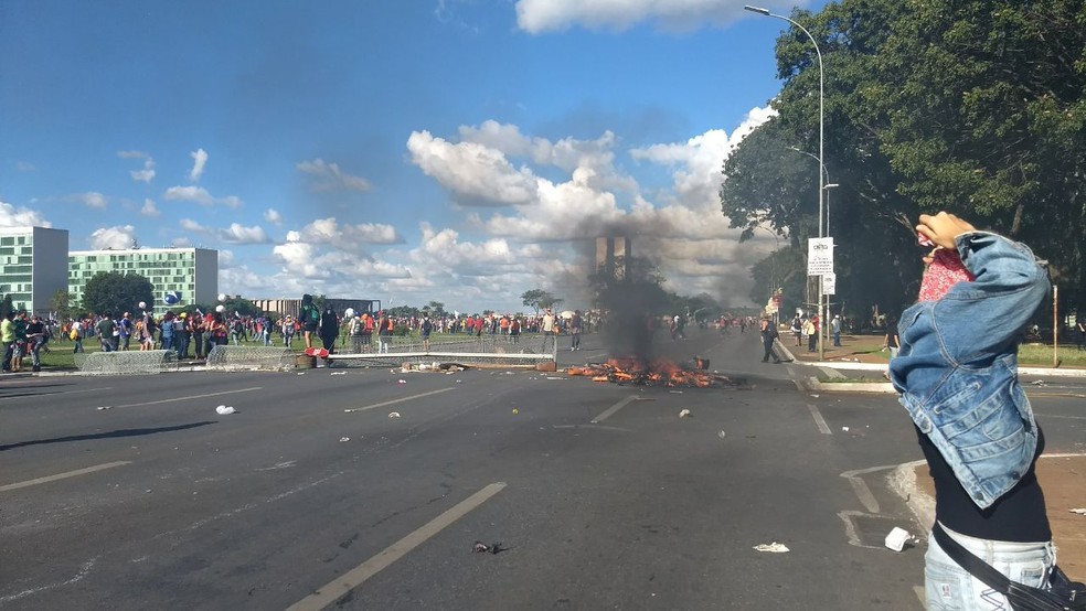 Grupo de manifestantes queima bicicletas públicas durante protesto contra Michel Temer (Foto: Marília Marques/G1)